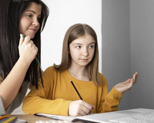 知识近距离的女人和女孩学习笔记本电脑学术教学