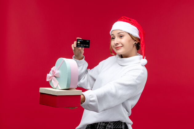 欢呼正面图红色背景上的年轻女性带着礼物和银行卡脸正面欢乐