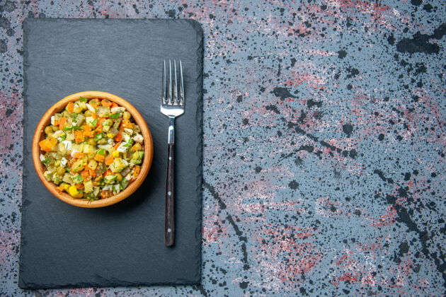 食物顶视图煮蔬菜沙拉与叉子 彩色面包沙拉餐午餐食品视图颜色扣子