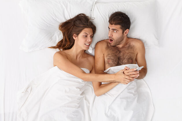 互联写这对躺在床上白毯子下的夫妇床情侣通讯