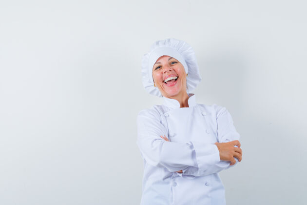 眼睛身穿白色制服的女厨师双手交叉站着 看上去很高兴肖像厨师手臂