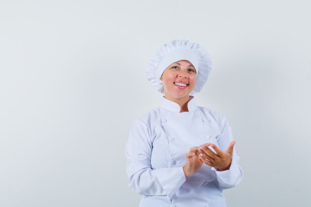 可爱女厨师穿着白色制服假装用手机 看上去很开心女性欢呼人