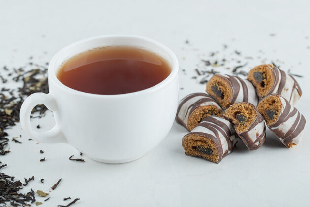小吃一杯加巧克力的芳香茶茶食物饮料