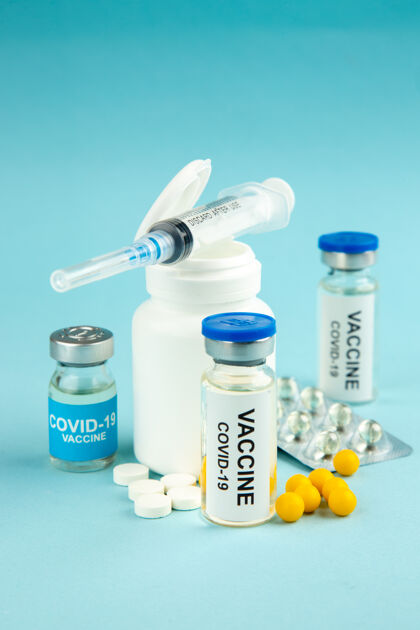 药品前视图蓝色背景上的不同药片实验室大流行医院科维药业病毒科学色彩蓝色容器病毒