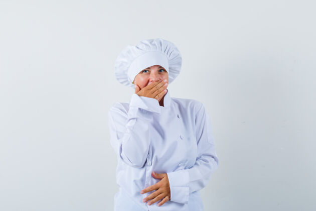 时尚一位身穿白色制服的女厨师手捂着嘴 看上去很惊讶制服黑发女人