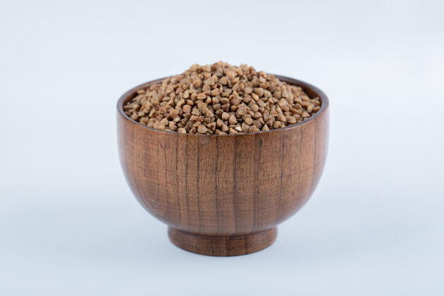 碗一个装满荞麦的小木碗 白色的生的食用木材