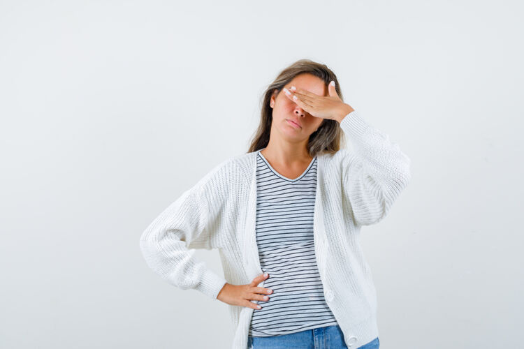 脸穿着夹克衫 t恤衫的美女手举双眼 神情不知所措 俯瞰前方人女人年轻