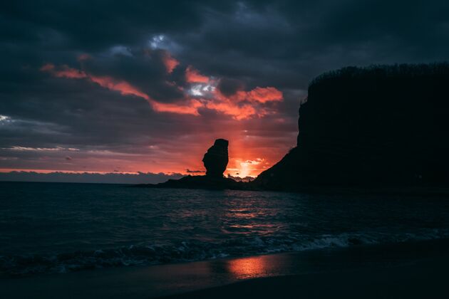 大海在新喀里多尼亚 五颜六色的夕阳映衬下的海垛剪影海岸海滩海岸线