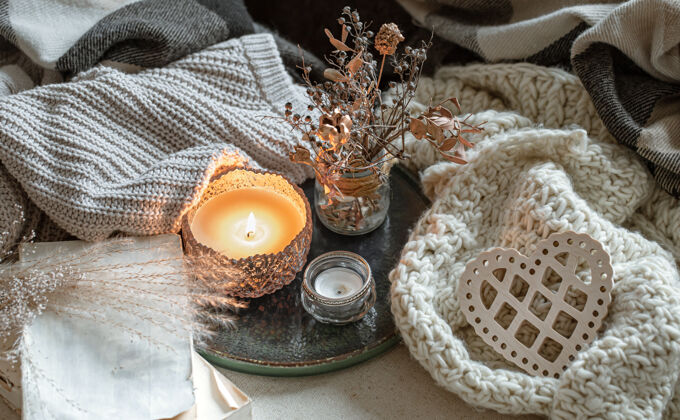 书烛台上的蜡烛 装饰细节和针织物品的静物画海格构图舒适