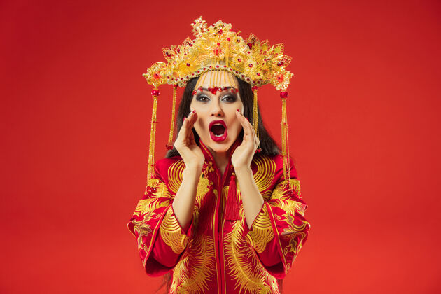 女性中国传统的优雅女子在工作室里过红魅力惊喜成人