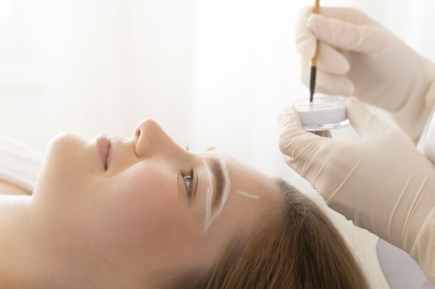 专业做眉毛护理的女人眉毛美眉过程