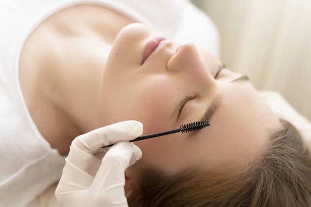 治疗做眉毛护理的女人面部美容美容师