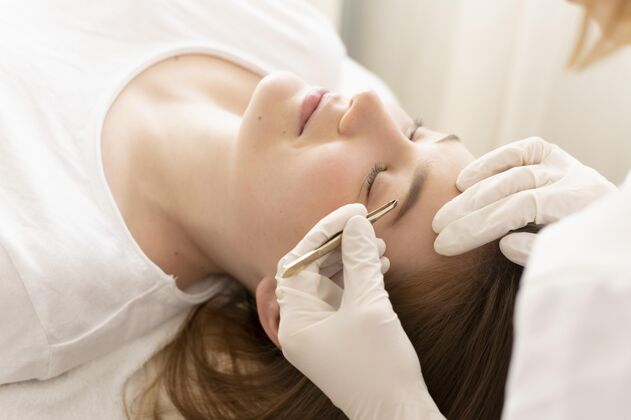 女人做眉毛护理的女人过程美眉治疗
