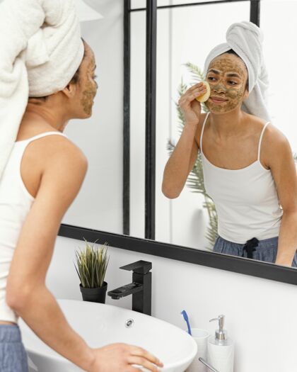 自我护理脸上戴着自制面具的年轻女人自制卫生水疗