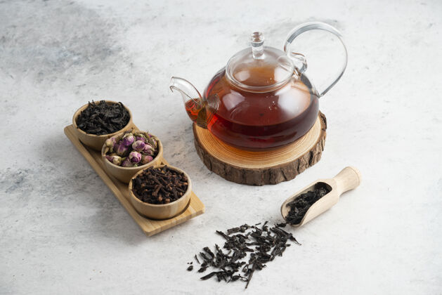 草药一个玻璃茶壶 里面放着几碗散茶茶干燥美味