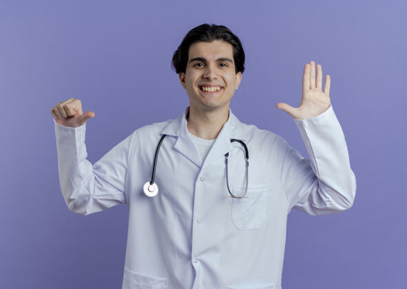年轻面带微笑的年轻男医生穿着医用长袍 手持听诊器 看着六只手医生六医学