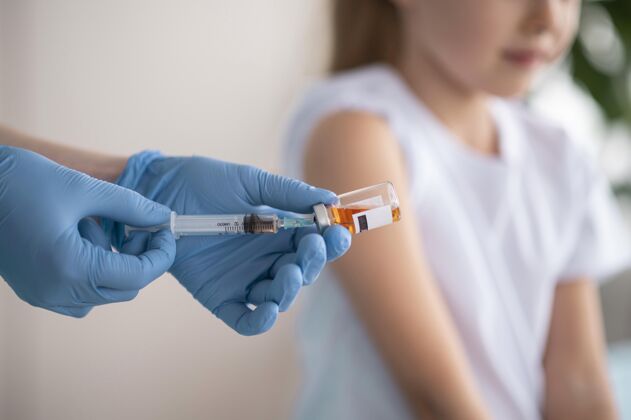 疫苗小女孩在医院打冠状病毒疫苗保健预防疾病