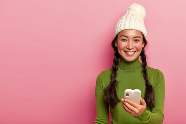 年轻可爱的黑发女孩拨电话号码 手持现代智能手机 在社交网络聊天 发送信息 输入有趣的视频反馈抱拨号青少年