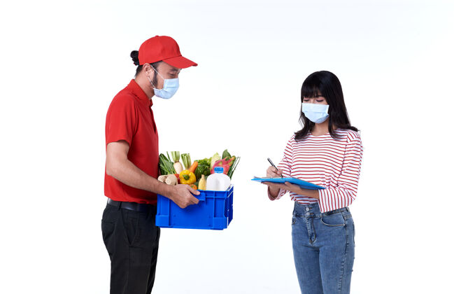 快递亚洲送货员戴着口罩穿着红色制服拿着食品杂货盒男人杂货店篮子