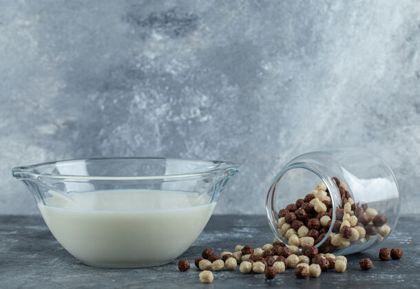 玻璃麦片球和牛奶放在大理石上的玻璃罐美味格兰诺拉麦片奶制品
