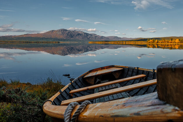 水木船在一个美丽平静的大湖畔林静日