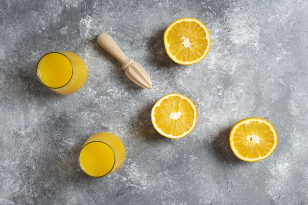 橙子一杯橙汁和一把木铰刀木材切片果汁