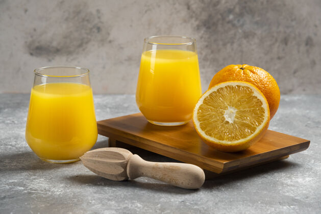 玻璃一杯橙汁和一把木铰刀明亮新鲜果汁