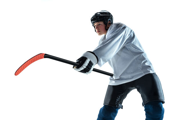 运动严肃的年轻的冰球运动员 冰球场上的棍子和白墙运动员穿着装备和头盔练习运动的概念 健康的生活方式 运动 运动 动作运动员青少年单独