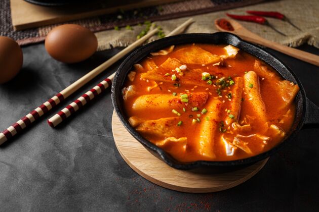 中国菜黑碗里的汤和一些鸡蛋和木筷的水平镜头菜烹饪碗