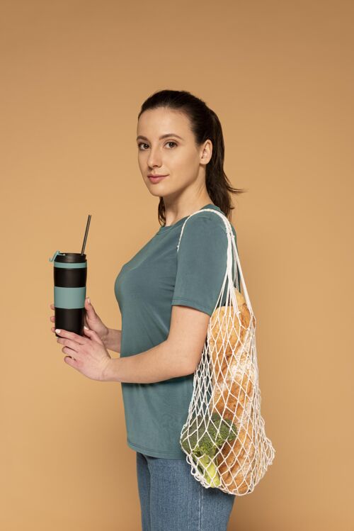 花椰菜侧视图带着龟袋和热水瓶的女人回收面包侧视图