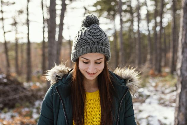 美丽大自然中的年轻女子模特女性冬季夹克