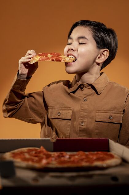 美食吃比萨饼的中枪小子中镜头食物美食