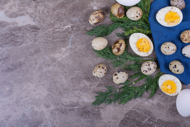 产品生鸡蛋和煮熟的鸡蛋放在蓝色的毛巾上食物新鲜健康