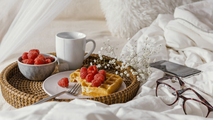 菜高角度美味的覆盆子华夫饼在盘子里美食安排早餐