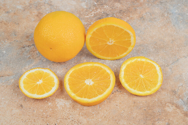 多汁新鲜的整个橙色和大理石背景切片高品质的照片柑橘成熟酸