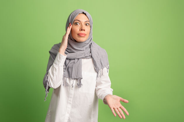 衣服争论 争论戴头巾的阿拉伯女人年轻人头巾传统