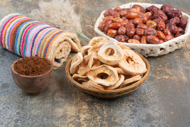 可可干果与可可粉在木制碗大理石背景高品质的照片甜食干的新鲜
