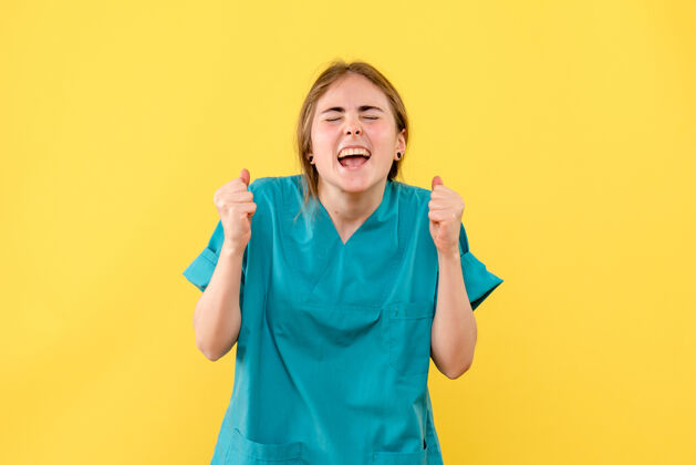 随意正面图黄色背景上的女医生喜气洋洋的情绪医院医护人员健康长相肖像微笑