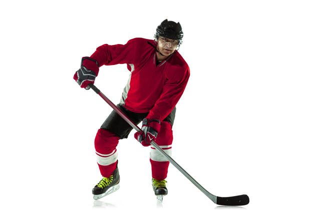 运动射门冰球场上和白墙上有棍子的男子冰球运动员运动员戴着器械和头盔练习运动的概念 健康的生活方式 运动 运动 动作曲棍球运动员头盔