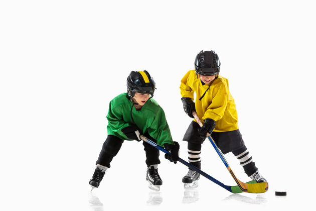 团队冰球场和白墙上拿着棍子的小冰球运动员运动员们戴着设备和头盔练习运动的概念 健康的生活方式 运动 运动 动作设备休息比赛