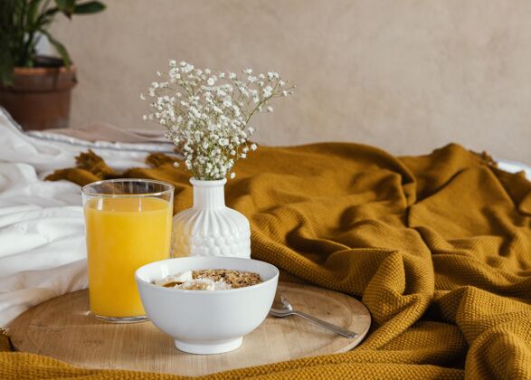 食物美味的早餐 碗和橙汁床美味床和早餐