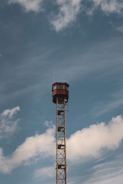 现代一座观察塔和一片蓝天的垂直镜头透视阳光全景