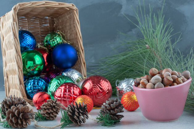篮子圣诞球与松果和坚果高品质的照片圣诞松果美味松果