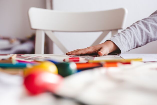 椅子孩子用彩色铅笔画画工具装饰铅笔