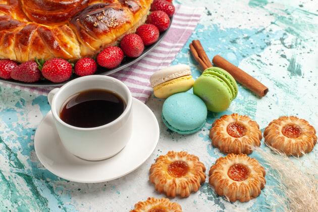茶正面图美味的草莓派 麦卡龙和一杯茶 蓝色的蛋糕饼干 甜甜的糖果派饼干甜点饼干风景