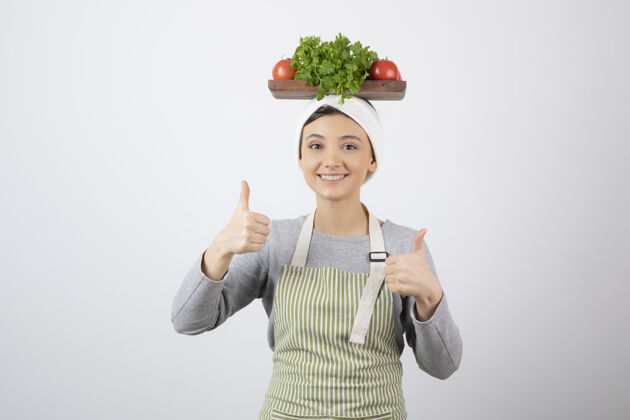 蔬菜一个头上戴着新鲜蔬菜木板 竖起大拇指的女模特人头拿着