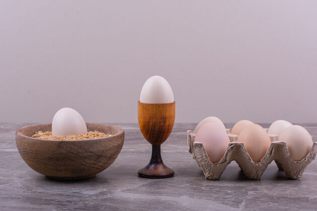 有机鸡蛋被隔离在石头上的木杯里蛋白质产品生物