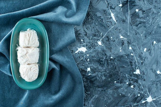 土耳其传统的土耳其棉花糖放在蓝色的毛巾上美味棉花糖美味