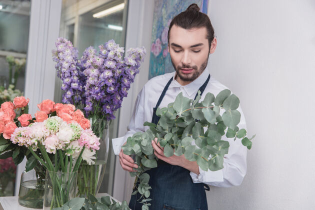 植物小生意花店的男花匠做装饰和安排推销员性别助理