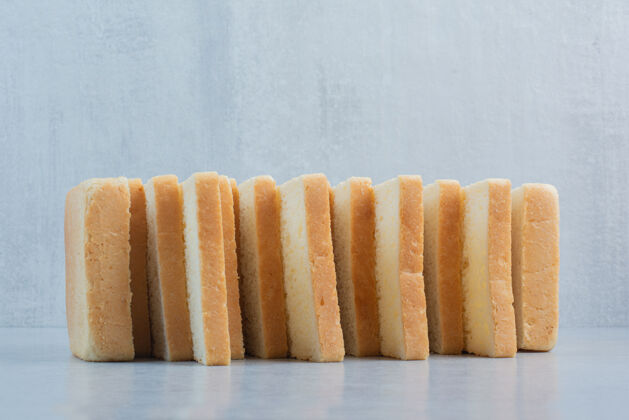 美味蓝色背景上的一堆面包片高质量的照片谷类切片面包